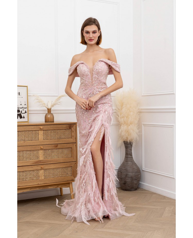 Robe de cocktail perlée avec des plumes rose