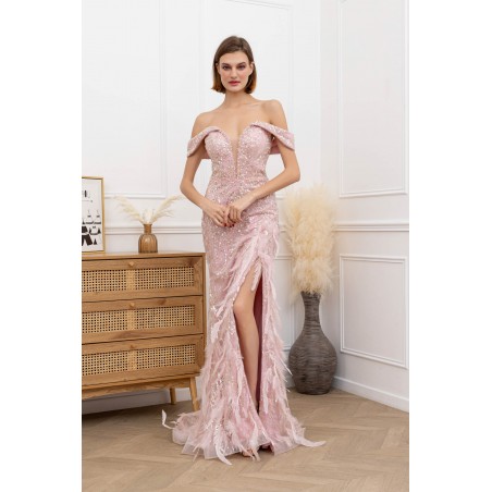 Robe de cocktail perlée avec des plumes rose