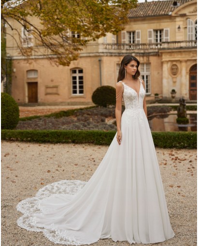 Robe de mariée droite en georgette avec dentelle perlée – Décolleté profond & dos ouvert | Rosa Clará