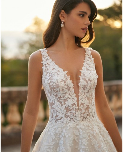 Robe de mariée ligne A en tulle avec dentelle perlée – Décolleté profond & dos ouvert | Rosa Clará