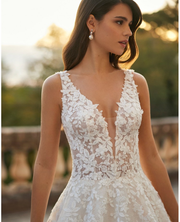 Robe de mariée ligne A en tulle avec dentelle perlée – Décolleté profond & dos ouvert | Rosa Clará