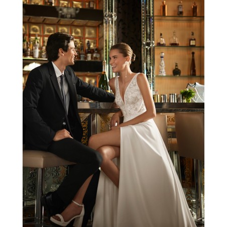 Robe de mariée ligne A en crêpe et dentelle perlée – Décolleté plongeant & fente | Rosa Clará