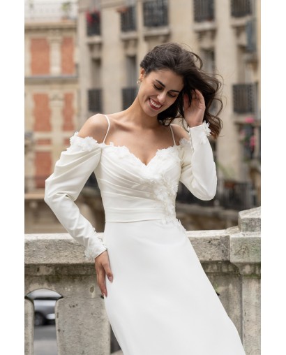 Robe de mariée fluide à manches longues et épaules dénudées – Élégance romantique