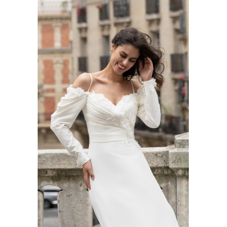 Robe de mariée fluide à manches longues et épaules dénudées – Élégance romantique