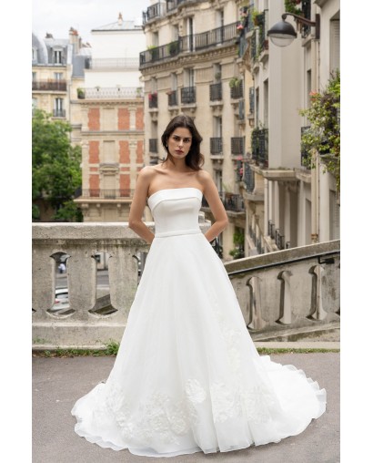 Robe de mariée bustier en A-line avec broderies florales – Sobriété et grâce