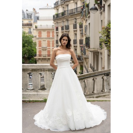 Robe de mariée bustier en A-line avec broderies florales – Sobriété et grâce