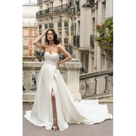 Robe de mariée bustier fendue en satin et dentelle – Modernité sensuelle