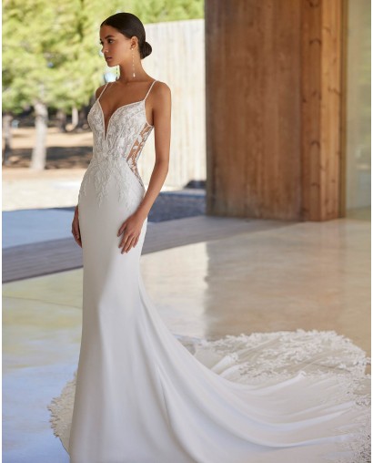 Robe de mariée sirène en crêpe et dentelle avec décolleté profond et dos illusion