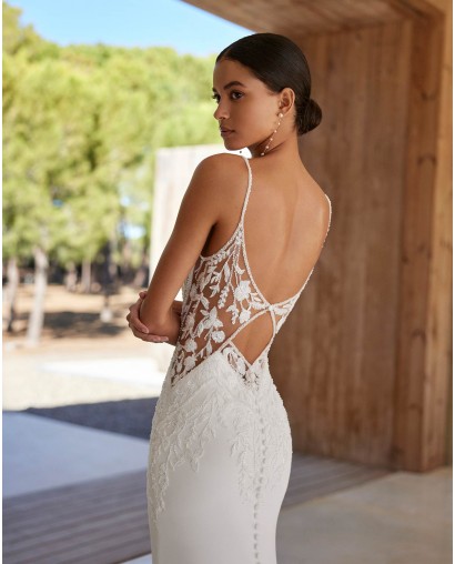 Robe de mariée sirène en crêpe et dentelle avec décolleté profond et dos illusion