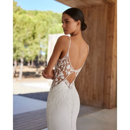 Robe de mariée sirène en crêpe et dentelle avec décolleté profond et dos illusion