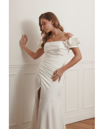 Robe de mariée Promarried – Épaules dénudées, manches fleuries & fente élégante