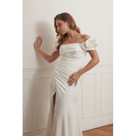 Robe de mariée Promarried – Épaules dénudées, manches fleuries & fente élégante