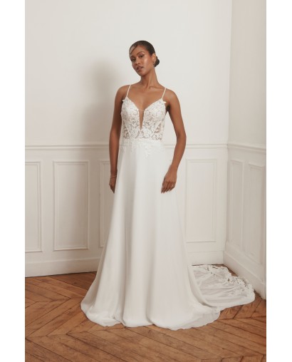 Robe de mariée Promarried – Décolleté plongeant en dentelle florale, bretelles fines & traîne légère