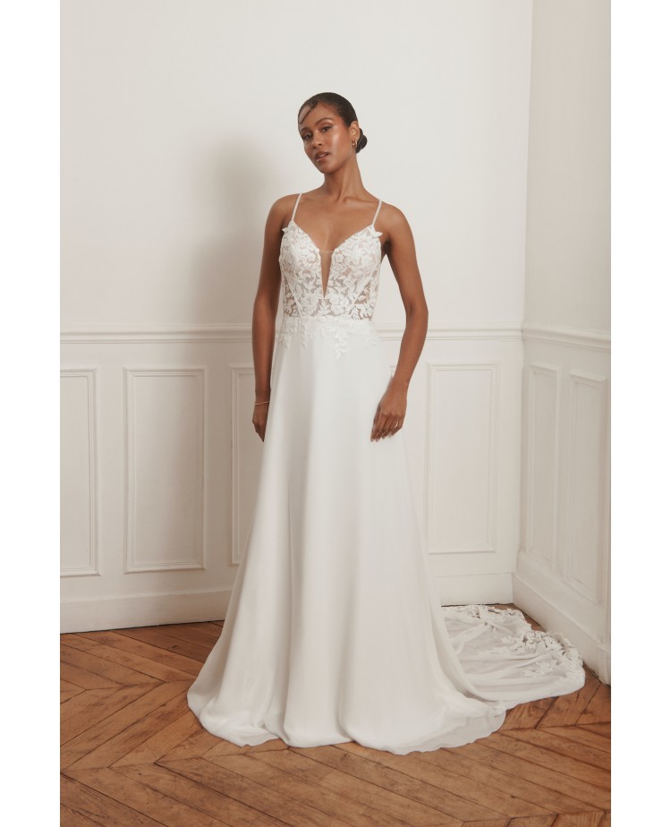 Robe de mariée Promarried – Décolleté plongeant en dentelle florale, bretelles fines & traîne légère