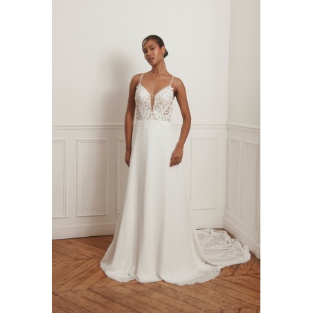 Robe de mariée Promarried – Décolleté plongeant en dentelle florale, bretelles fines & traîne légère