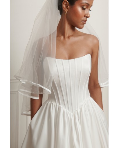 Robe de mariée bustier corset, jupe fluide en satin