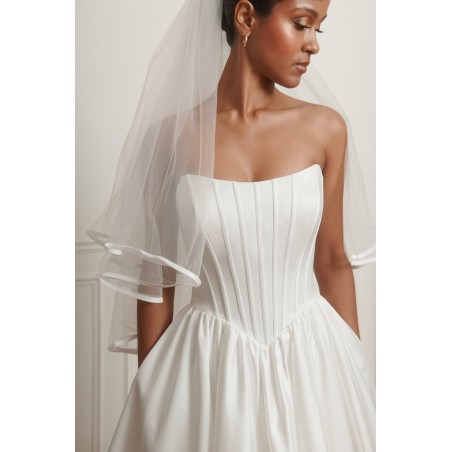 Robe de mariée bustier corset, jupe fluide en satin