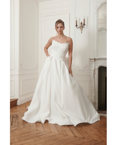 Robe de mariée bustier couture PRÉCIEUSE avec jupe volumineuse fluide et grand nœud dans le dos, disponible chez Promarried.