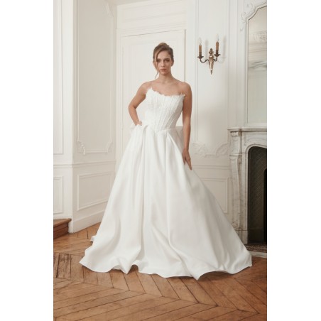 Robe de mariée bustier couture PRÉCIEUSE avec jupe volumineuse fluide et grand nœud dans le dos, disponible chez Promarried.