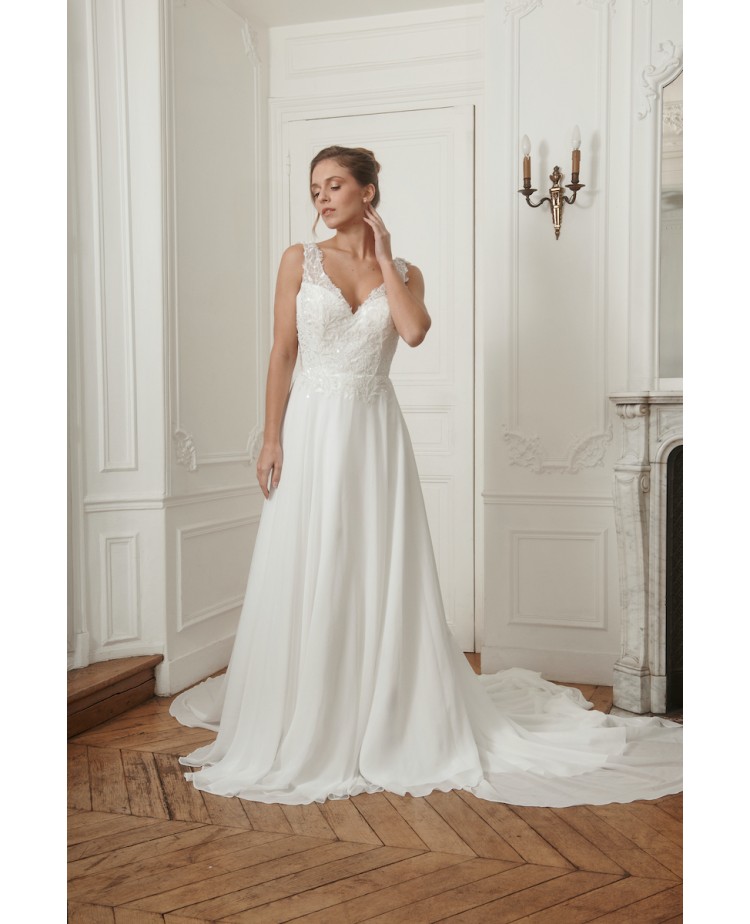 Robe de mariée fluide dos drapé – Dentelle & élégance aérienne
