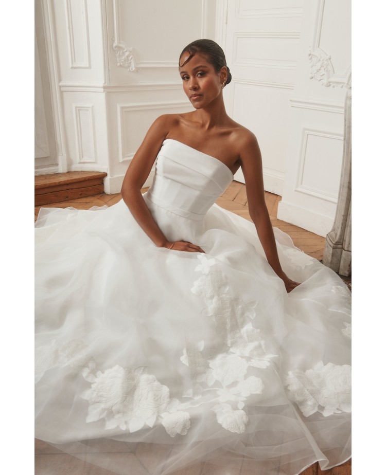 Robe de mariée bustier  – Minimalisme chic & allure intemporelle