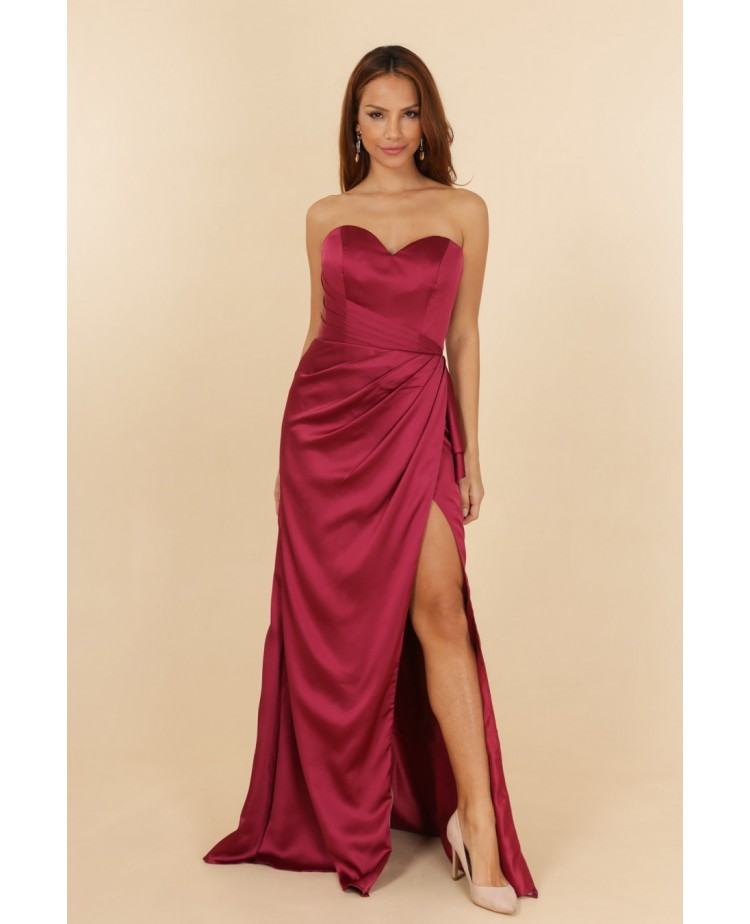 Robe de soirée satinée framboise bustier coupe fourreau avec une fente Promarried