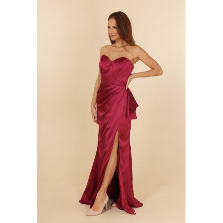 Robe de soirée satinée framboise bustier coupe fourreau avec une fente Promarried