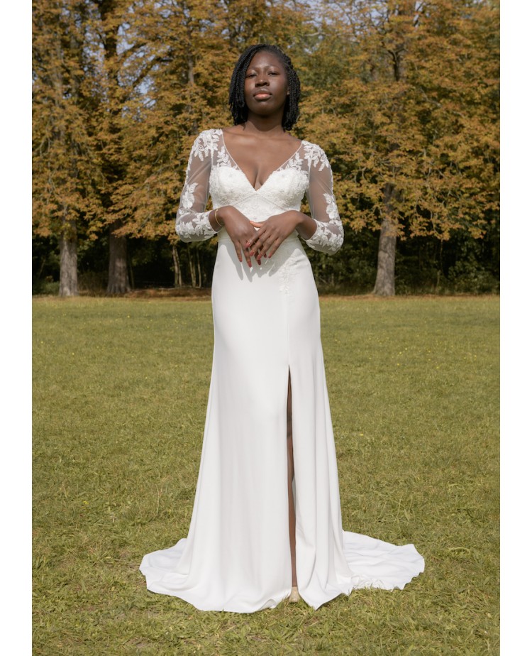 Robe de mariée manches tatouage coupe fourreau