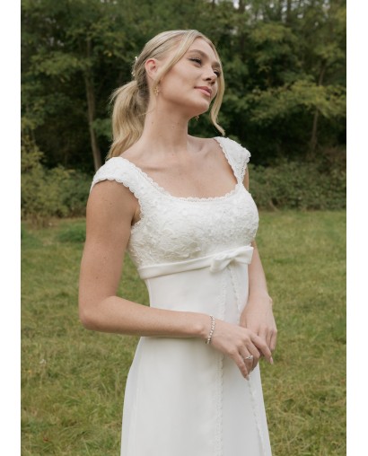 Robe de mariée en mousseline encolure carrée