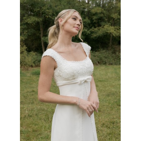 Robe de mariée en mousseline encolure carrée