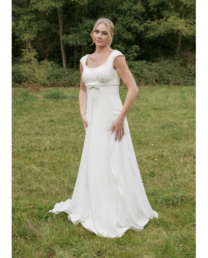Robe de mariée en mousseline encolure carrée
