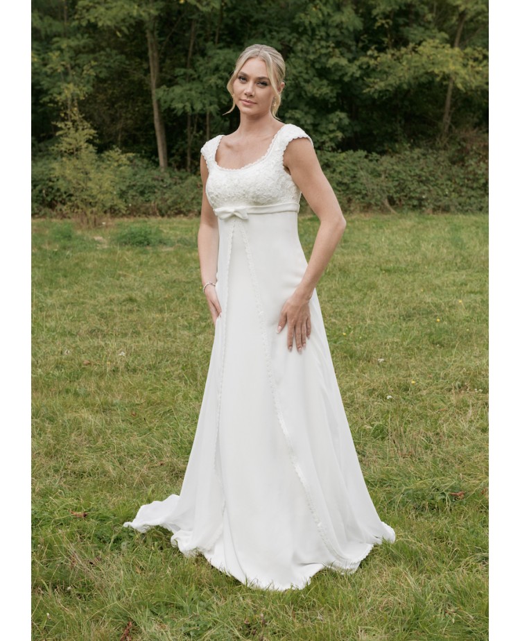 Robe de mariée en mousseline encolure carrée