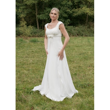 Robe de mariée en mousseline encolure carrée
