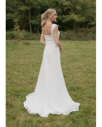 Robe de mariée en mousseline encolure carrée