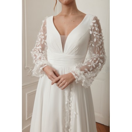 Robe de mariée bohème chic à manches longues en tulle brodé – Décolleté plongeant